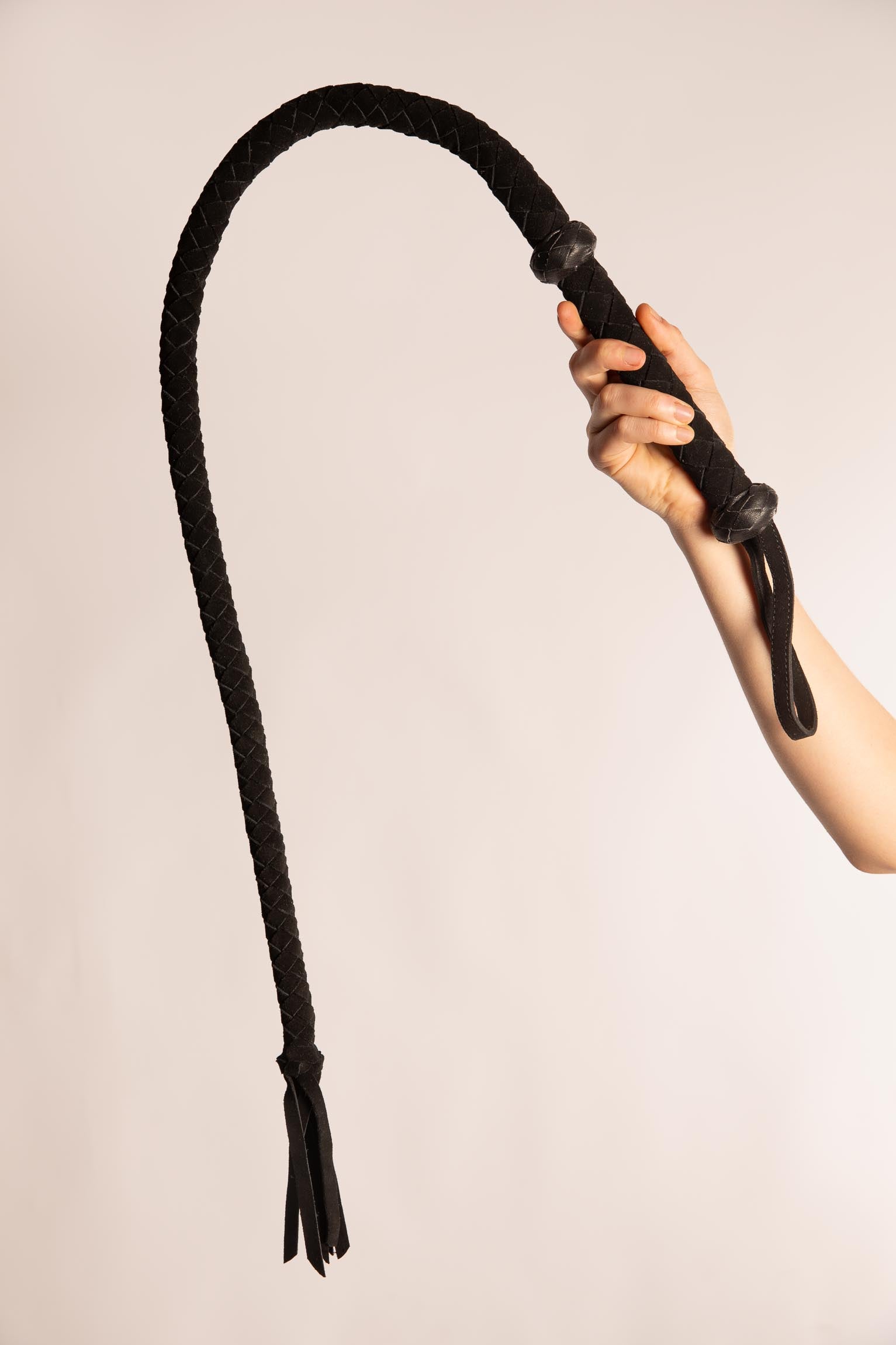 AC70162 EESH FLOGGER FRUSTA FINTA PELLE ROSSA MANICO RIGIDO CON FRANGE AC70162 EESH FLOGGER FRUSTA FINTA PELLE ROSSA MANICO RIGIDO CON FRANGE
